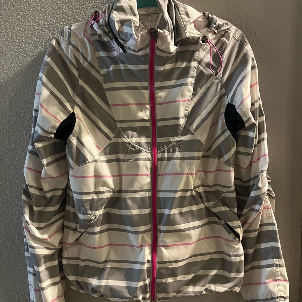 Lululemon jacket. Size 6 - Picture 6 of 10